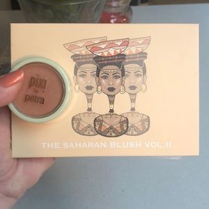 Juvia’s Place Saharan & Pixi Blush